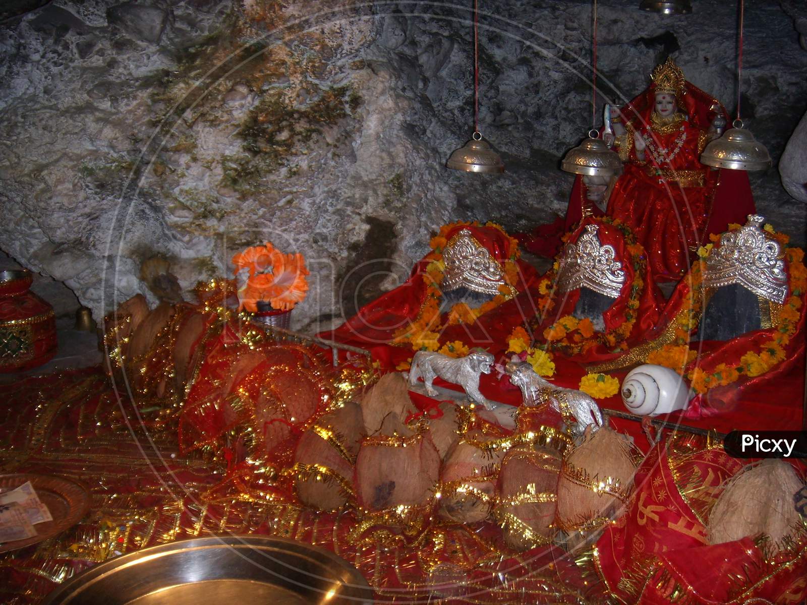 Idols inside Tapkeshwar Mandir, Dehradun