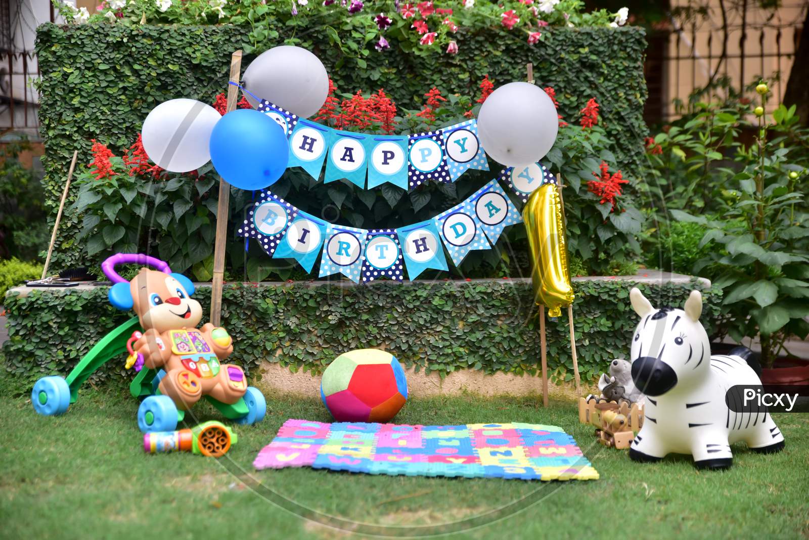 Outdoor theme set up for a child shoot