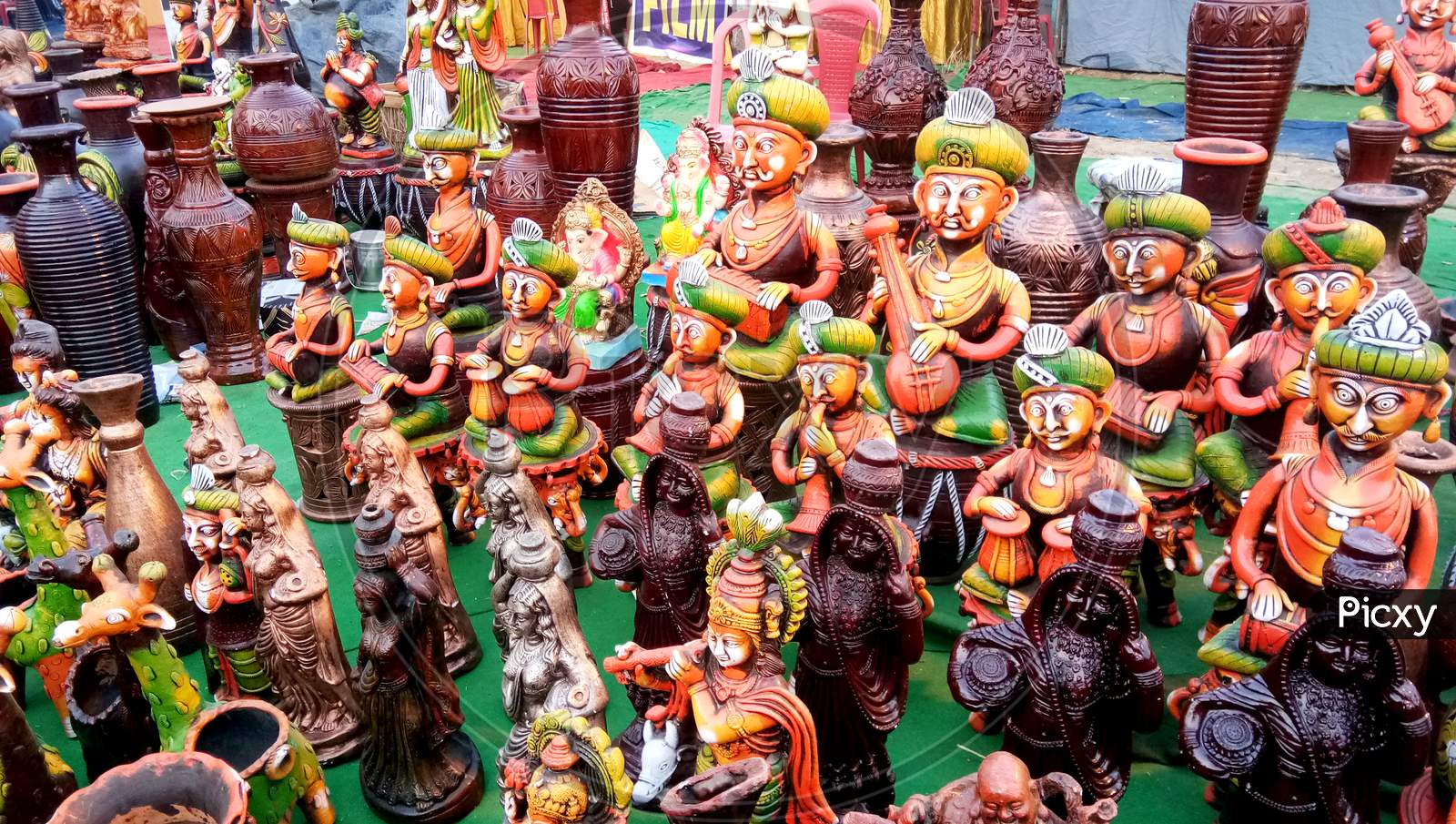 Handmade Puppet Models Of Musicians And Dancers With Traditional Costumes.Displayed In A Street Shop For Sale. Indian Handicraft And Art
