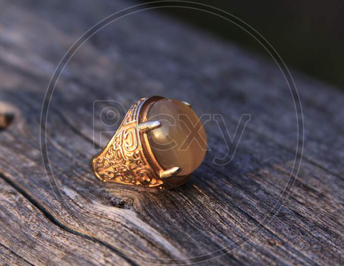 Muslim Men Aqeeq Mood Ring With Agate Gemstone On Wood