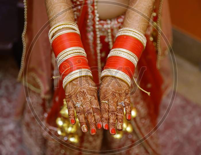 Bride showing of her mehendi in indian wedding