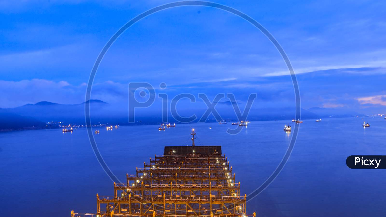 Lightened half part of container ship