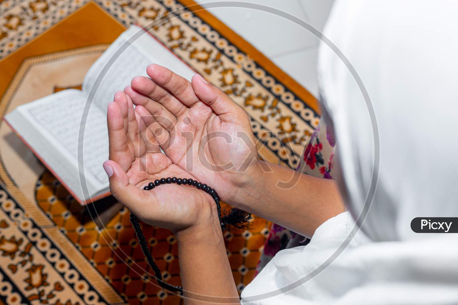 muslim woman praying hands