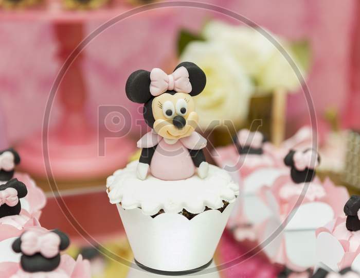 Sweet table minnie mouse rose} cupcakes minnie mouse et wedding cake minnie  mouse pink - Prunille fait son show