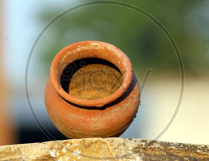 red clay pot put on a stone with seamless background