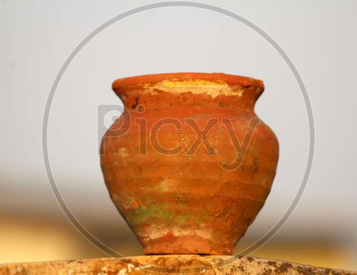 red clay pot put on a stone with seamless background