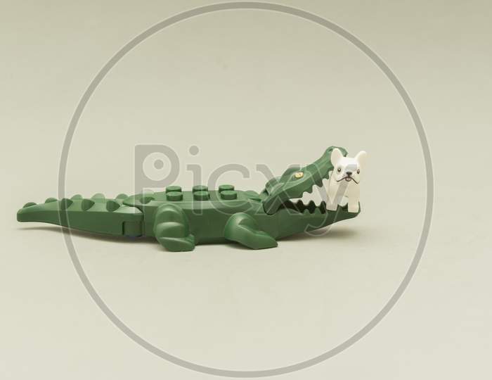 Lego Minifigures - Alligator Biting A Dog With Its Mouth Full Of Teeth