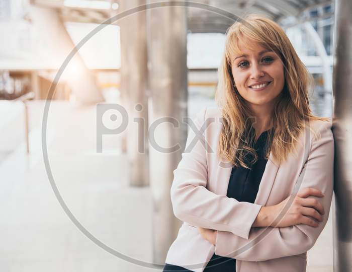 Happy Beautiful Smiling Business Woman At Outside Of Office Background. Ceo Manager Businesswoman In Formal Wear Suit Having Confidence And Cheerful. People Lifestyle Concept. Looking At Camera