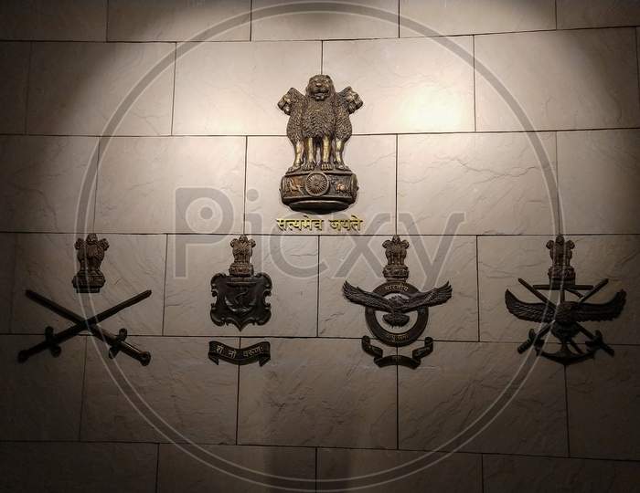 National War Memorial, Delhi, India- February 27, 2020: Ashok Stambh Logo With All Indian Defense Forces Logo And Chief Of Defence Staff Logo In Same Wall At National War Memorial Gallery