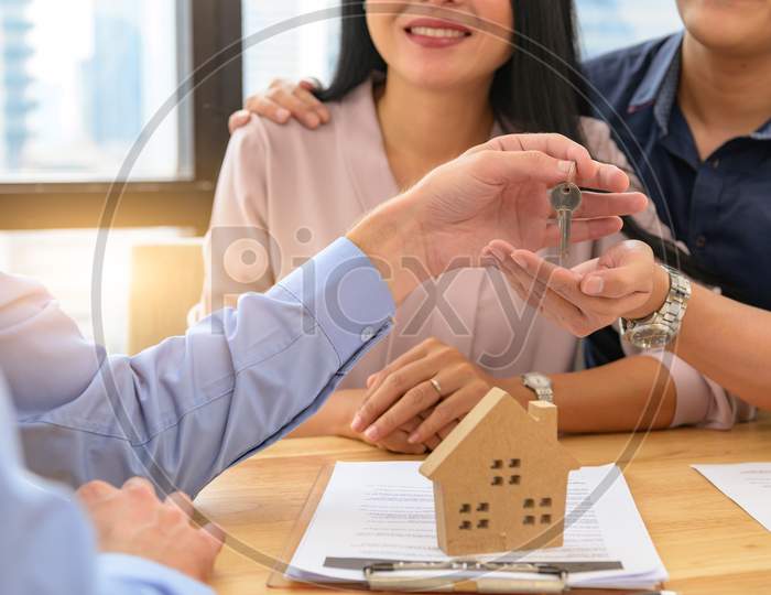 Real Estate Broker Agent Offer Private Home To Customer Before Sign Contract Agreement Documents For Rental House Property. Ownership Realty Purchase. Mortgage Loan Approval Concept. Money Investment