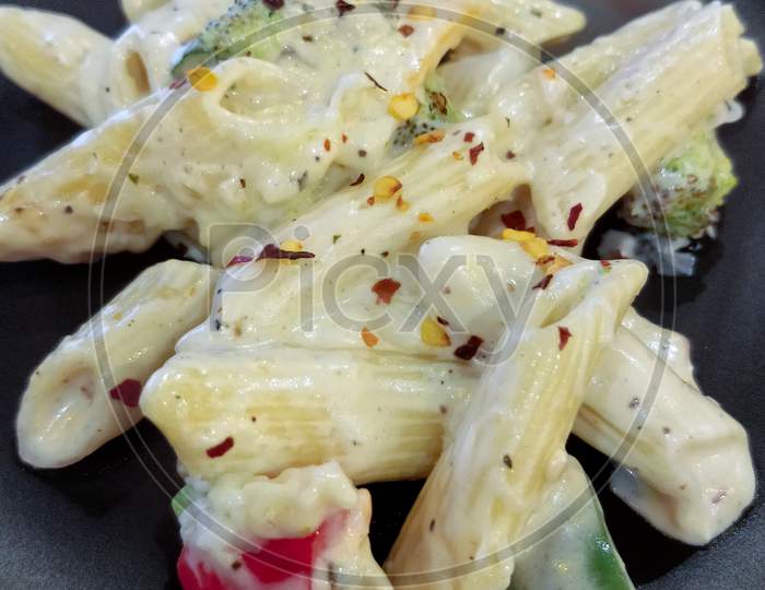 Italian white sauce pasta