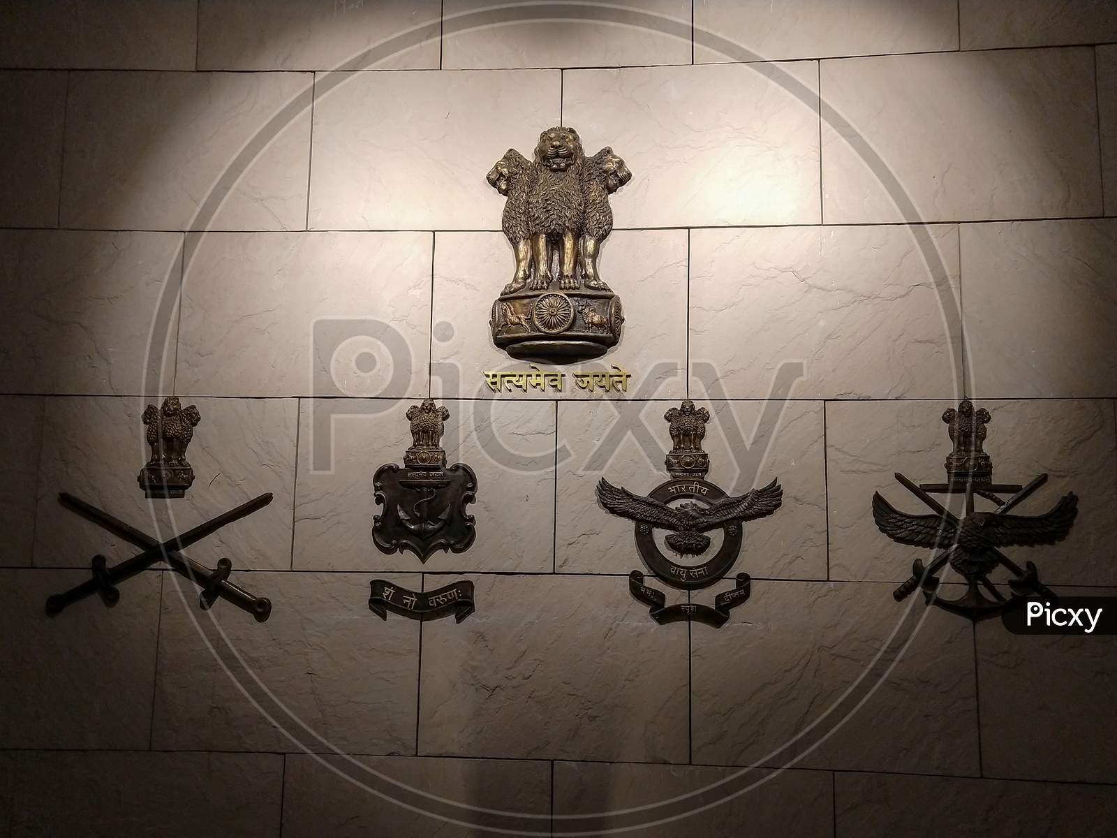 National War Memorial, Delhi, India- February 27, 2020: Ashok Stambh Logo With All Indian Defense Forces Logo And Chief Of Defence Staff Logo In Same Wall At National War Memorial Gallery