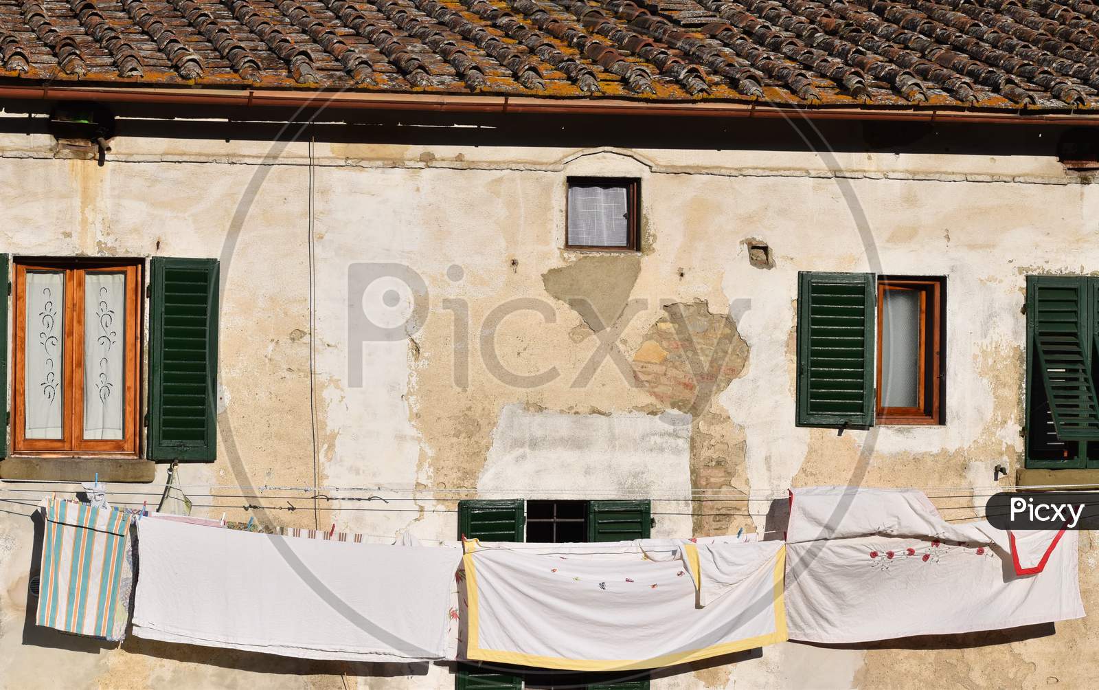 The daily washing cloth displays in Tuscany
