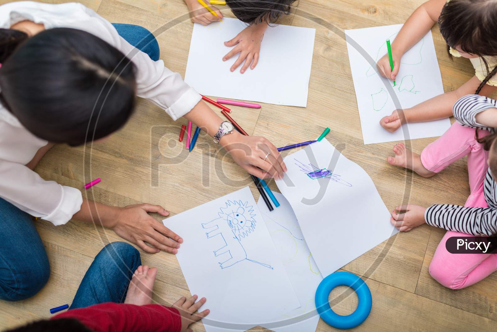 Group Of Preschool Student And Teacher Drawing On Paper In Art Class. Back To School And Education Concept. People And Lifestyles Theme.  Classroom In Nursery