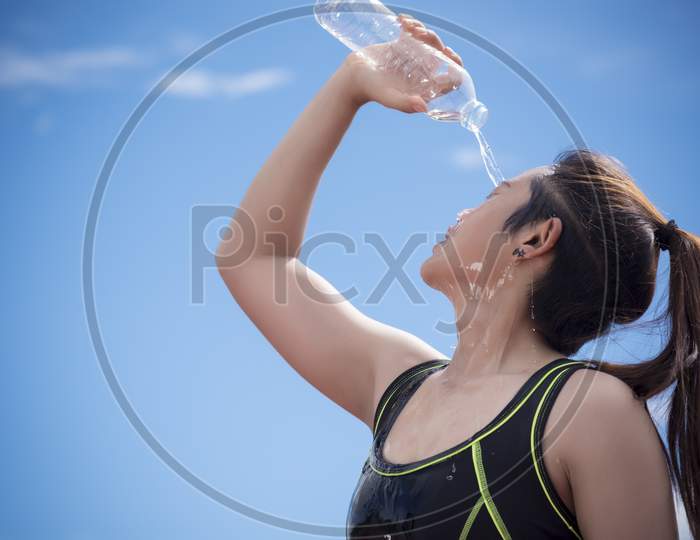 Sport Girl Pouring Water On Her Face When Rest Or Take A Break Time, Relax And Sport Concept