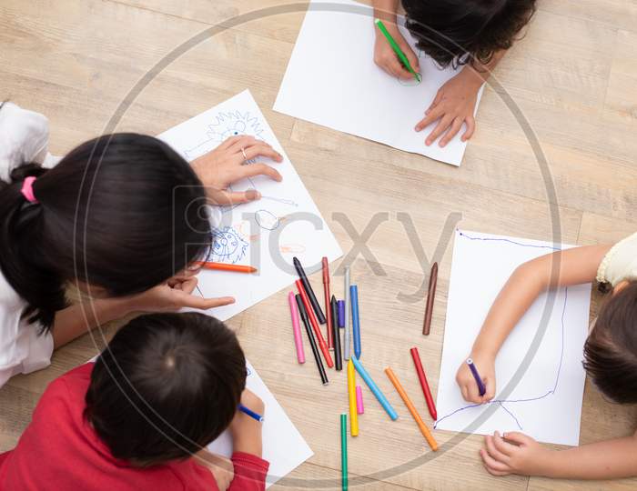 Group Of Preschool Student And Teacher Drawing On Paper In Art Class. Back To School And Education Concept. People And Lifestyles Theme.  Classroom In Nursery