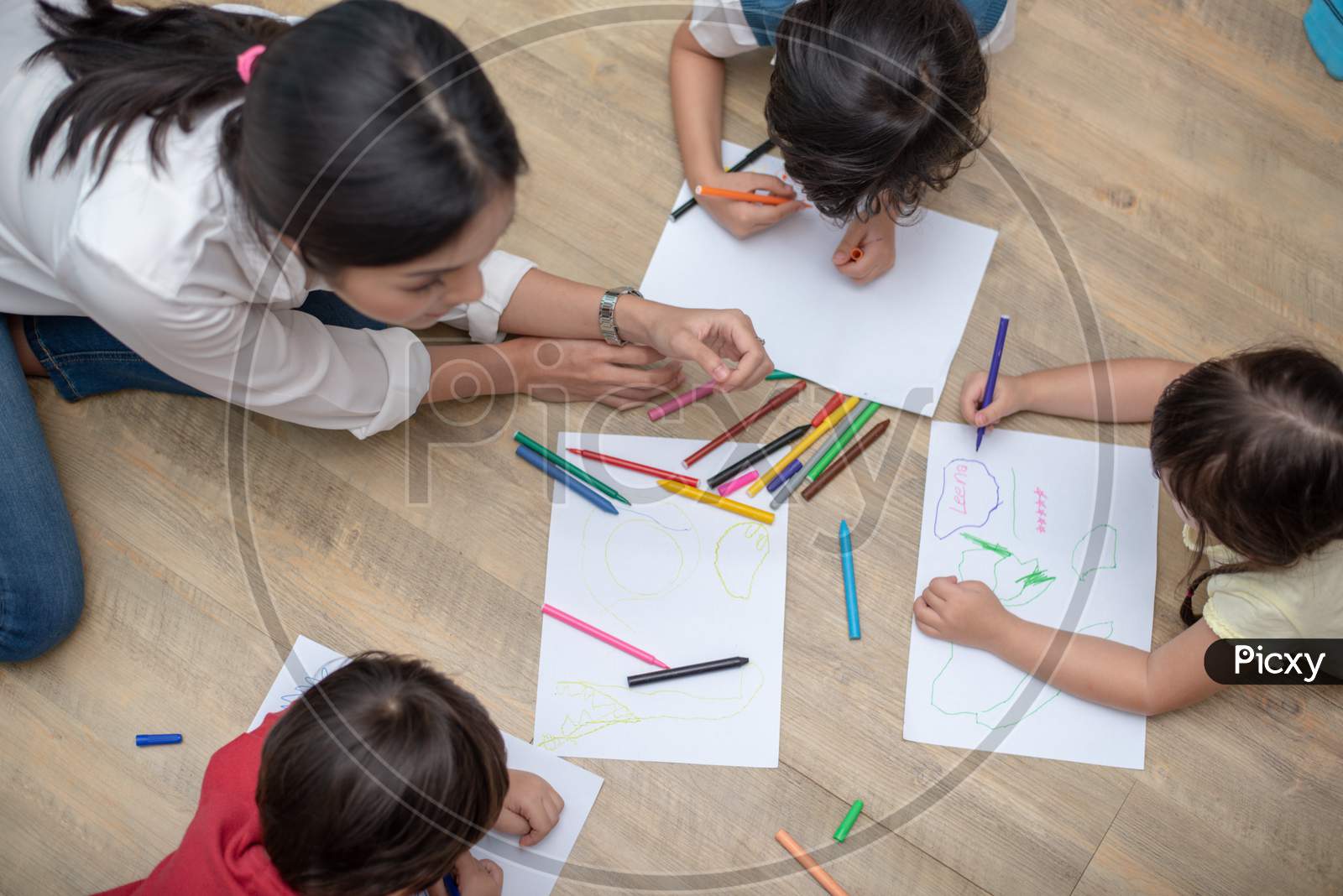 Group Of Preschool Student And Teacher Drawing On Paper In Art Class. Back To School And Education Concept. People And Lifestyles Theme.  Room In Nursery