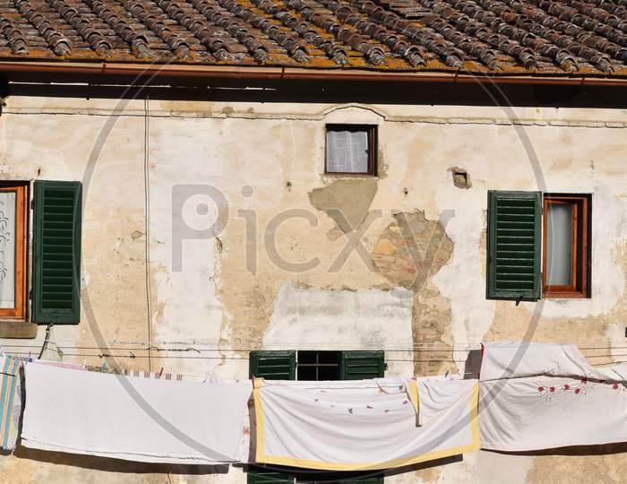 The daily washing cloth displays in Tuscany