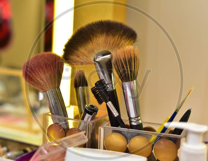 Make-up brushes and powder