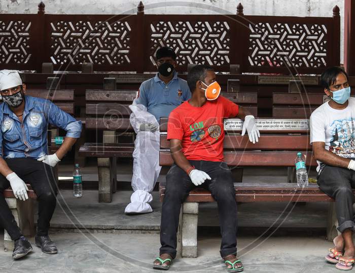 Relatives Wear Ppe Kits While Performing Last Rites Of People Who Died From Covid 19 In New Delhi, India On June 15, 2020.