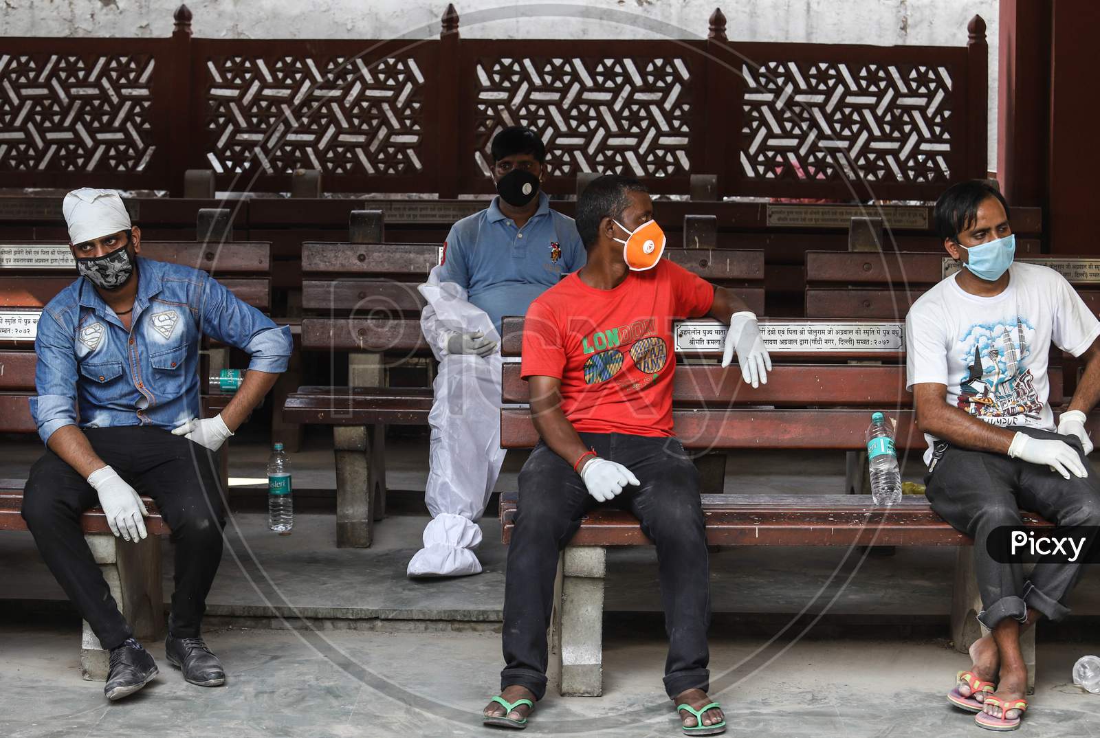 Relatives Wear Ppe Kits While Performing Last Rites Of People Who Died From Covid 19 In New Delhi, India On June 15, 2020.