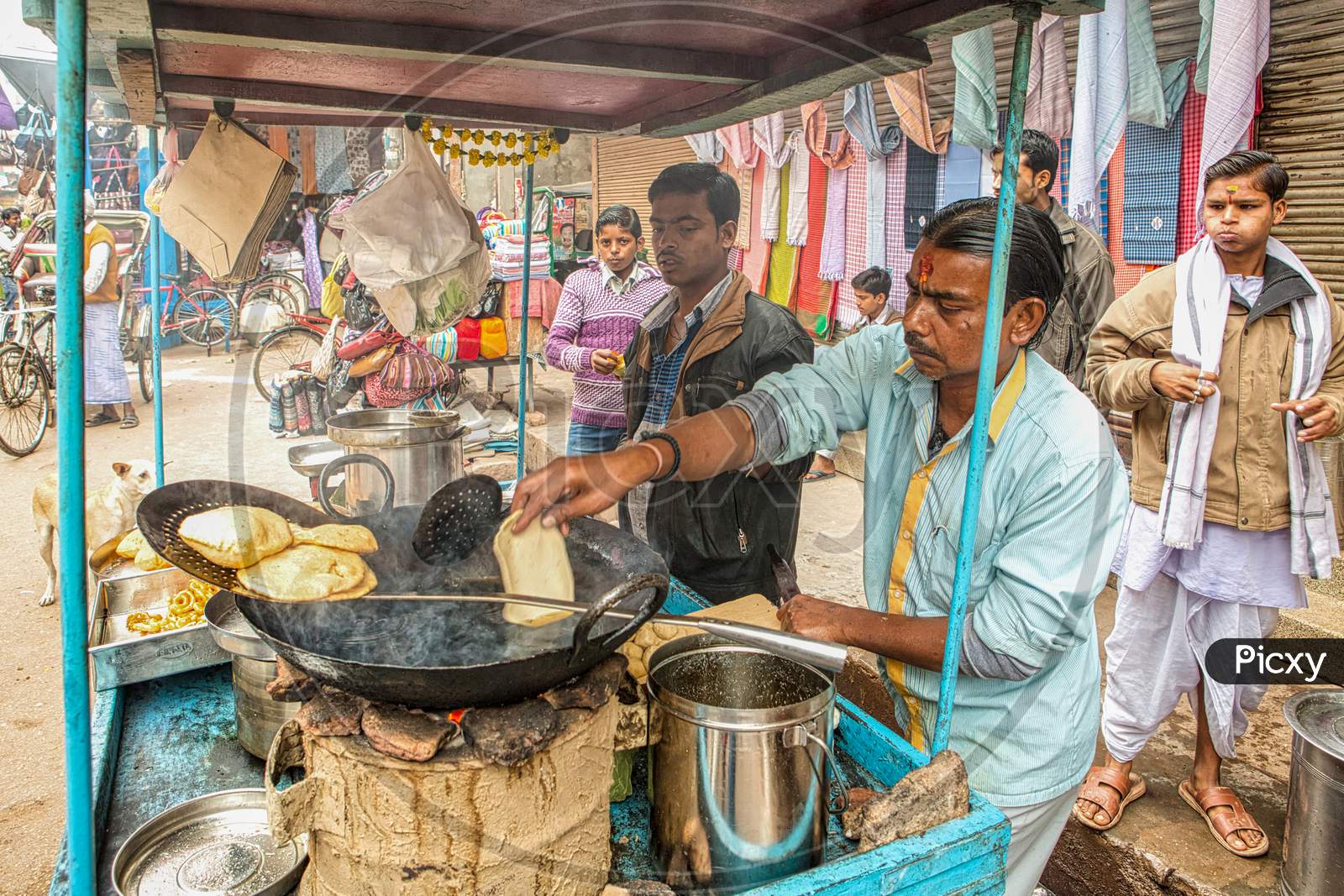 Varanasi, India December 13Th, 2012: Near Dashashwamedh Ghat A Vendor Frying Puri (Also Spelled Poori) Is An Unleavened Deep-Fried Bread And Selling In The Morning.