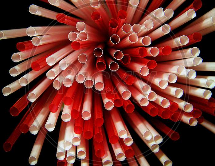 Red and white straws in a pattern