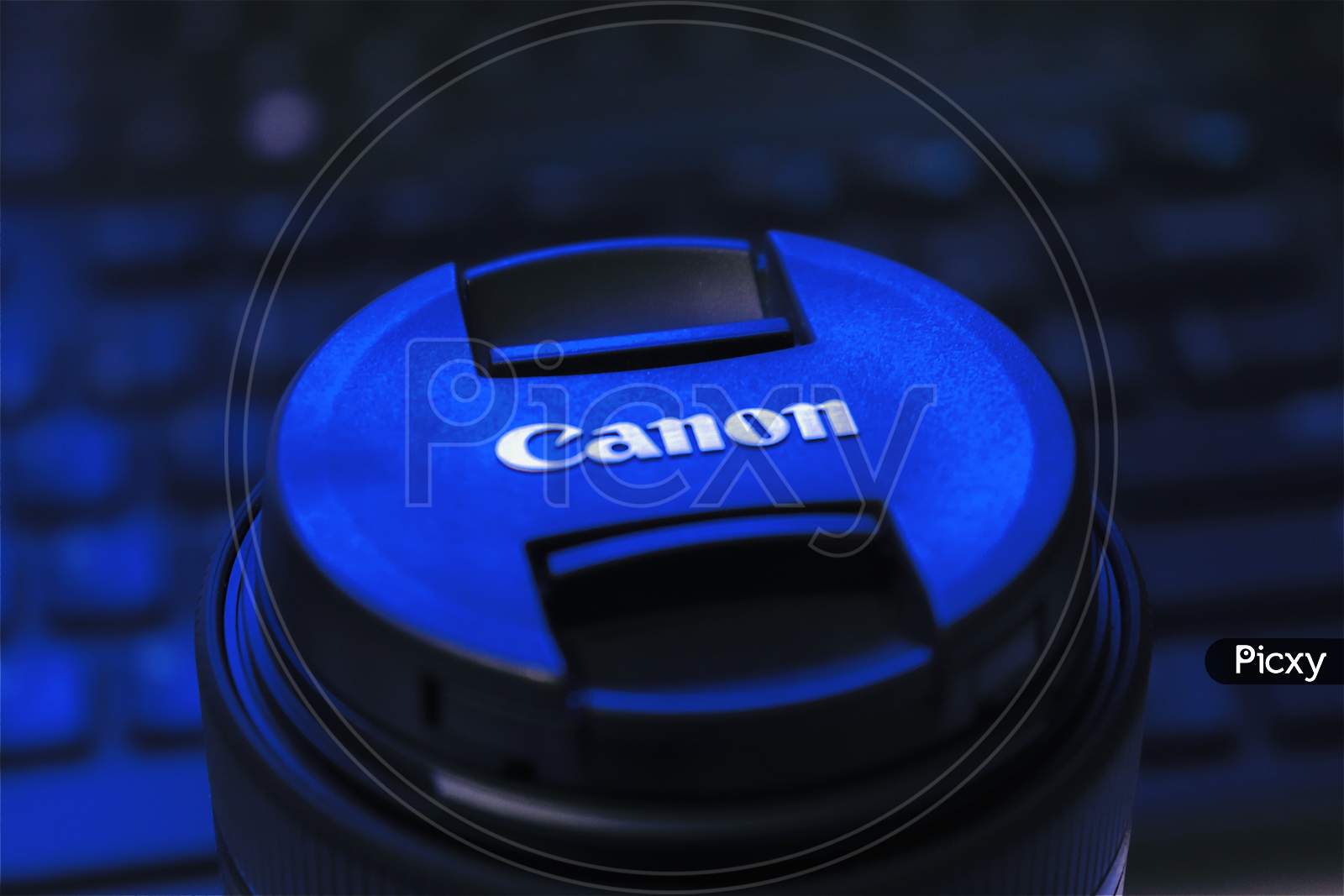 Close up of  a canon 55mm - 250mm lens