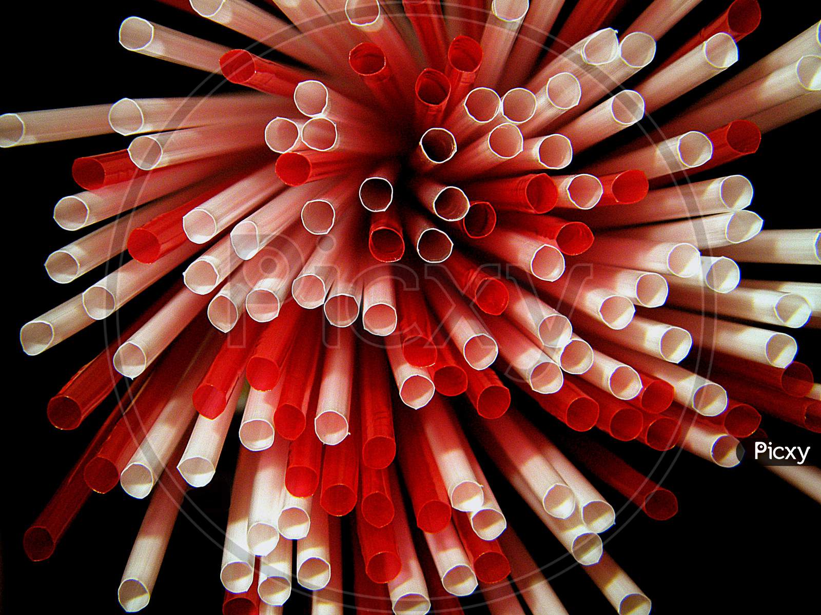 Red and white straws in a pattern