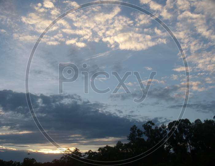 a beautiful view of the cloudy sky during sunset