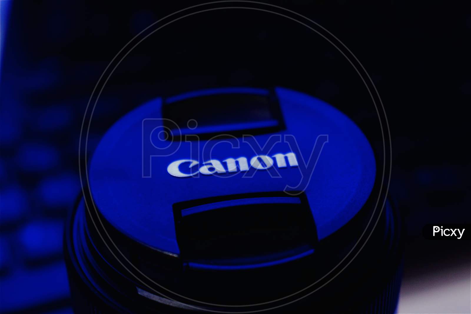 Close up of  a canon 55mm - 250mm lens cap