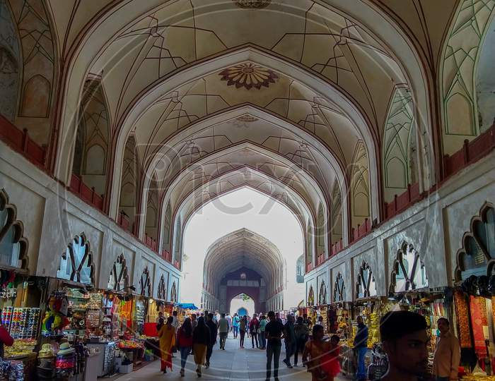 Red Fort, Delhi, India- March 01, 2020: People Exploring Meena Bazaar Inside Red Fort. Buying Antic Showpiece From Souvenir Shop And Taking Picture Of The Market And Building.