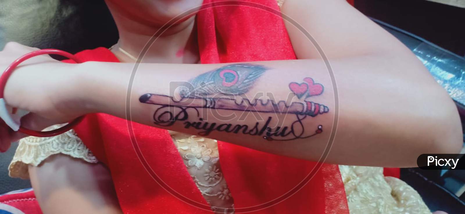 Namrata Shirodkar reveals her tattoo checkout mahesh babu and kids photos   नमरत शरडकर न फनस क डमड पर दखय टट शयर क महश बब और  बचच सग तसवर see pics 