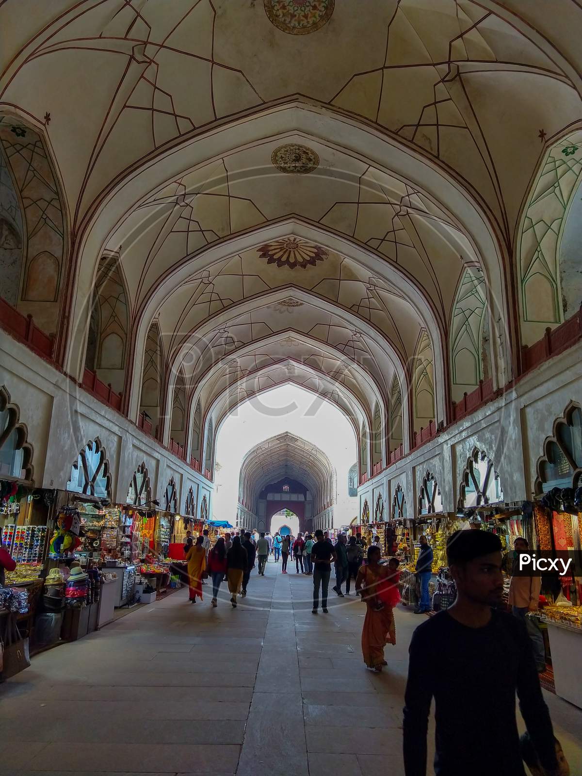 Red Fort, Delhi, India- March 01, 2020: People Exploring Meena Bazaar Inside Red Fort. Buying Antic Showpiece From Souvenir Shop And Taking Picture Of The Market And Building.