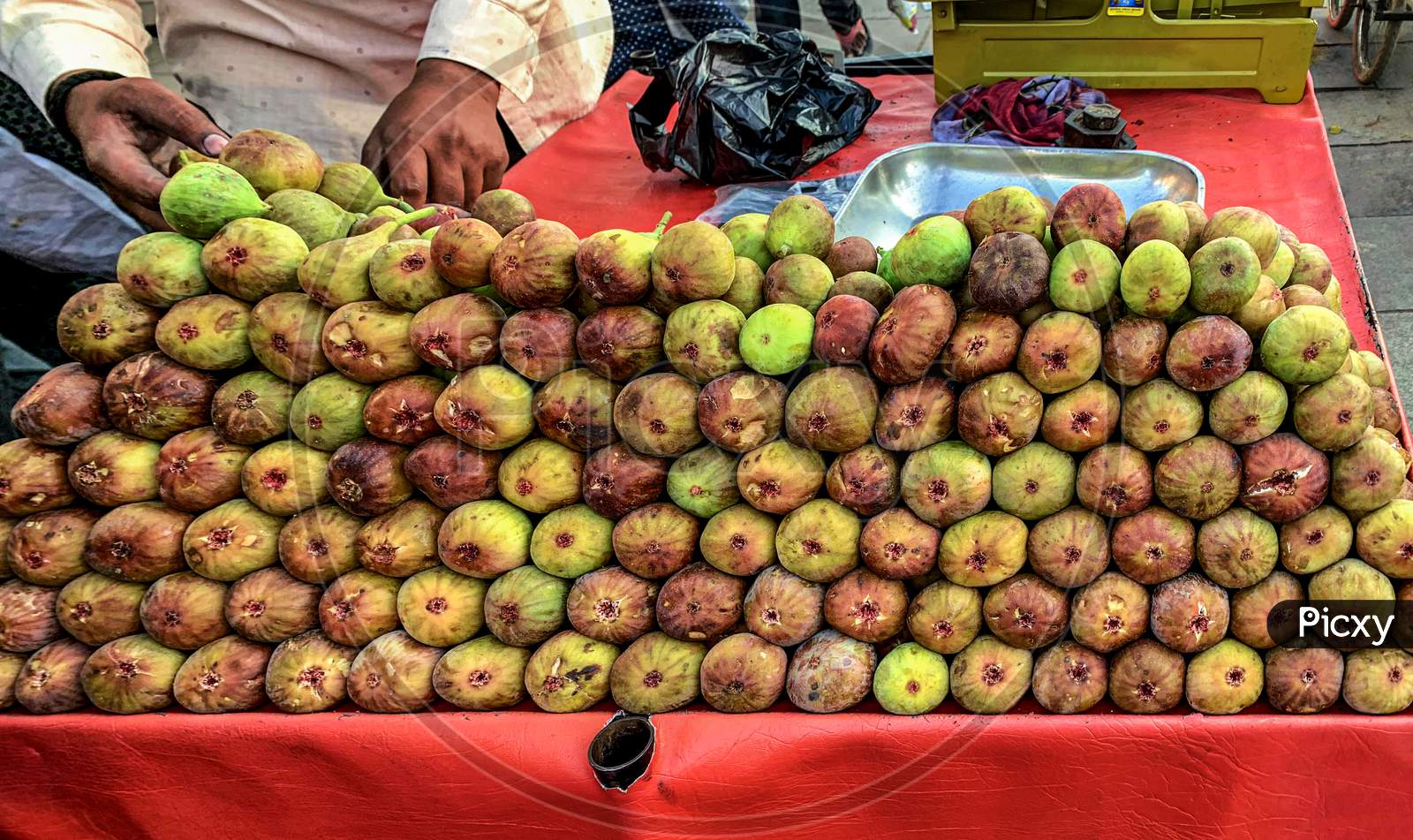 Locally Grown Fresh Indian Fig (Anjur Or Anjoor) Fruit Heap For Sale On A Cart In The Fruit Market.
