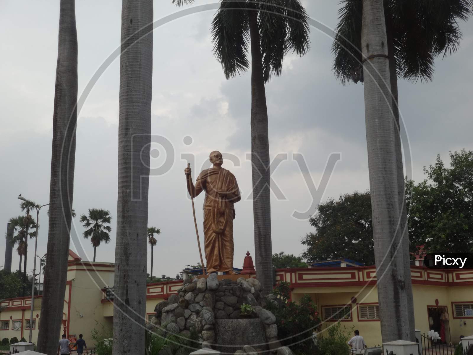 statue of Sri Vivekananda outside Dakhineshwar Temple