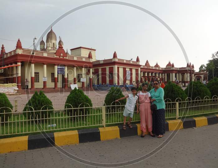 tourist posing outside Dakhineshwar temple