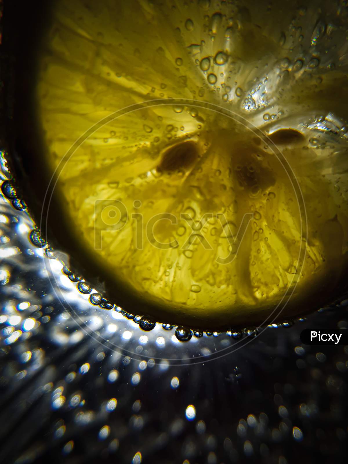 Macro shot of fizz produced due to the reaction of lemon and soda