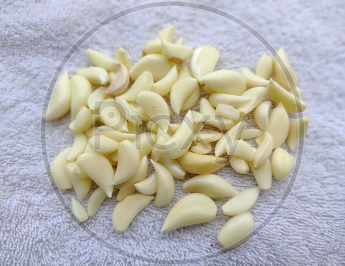 garlic with removed outer layer