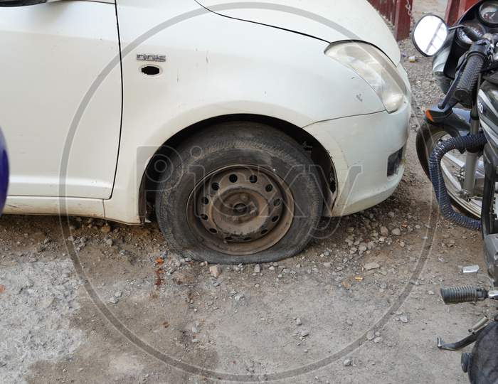 Tire Leak, Close Up Wheel Of Old White Vintage Car. Car Wheel Flat Tire On The Road. Deflated The Tyre Of An Old Car Next To A Motorcycle. - Udaipur India : February 2020