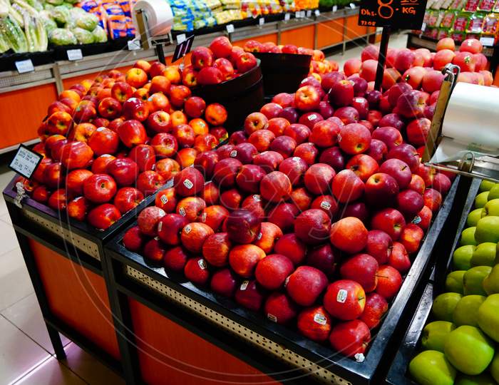 Bunch Of Red, Yellow And Green Apples On Boxes In Supermarket. Apples Being Sold At Public Market. Organic Food Fresh Apples In Shop, Store - Dubai Uae December 2019