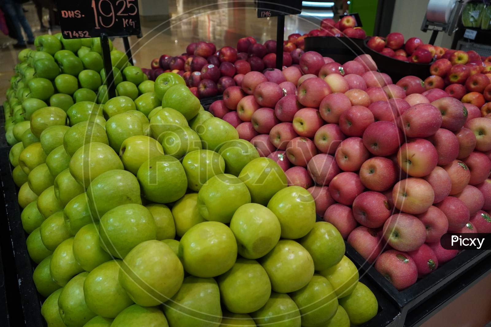 Bunch Of Green And Pink Apples On Boxes In Supermarket. Apples Being Sold At Public Market. Organic Food Fresh Apples In Shop, Store - Dubai Uae December 2019