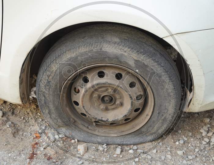 Tire Leak, Close Up Wheel Of Old White Vintage Car. Car Wheel Flat Tire On The Road. Deflated The Tyre Of An Old Car Next To A Motorcycle. - Udaipur India : February 2020