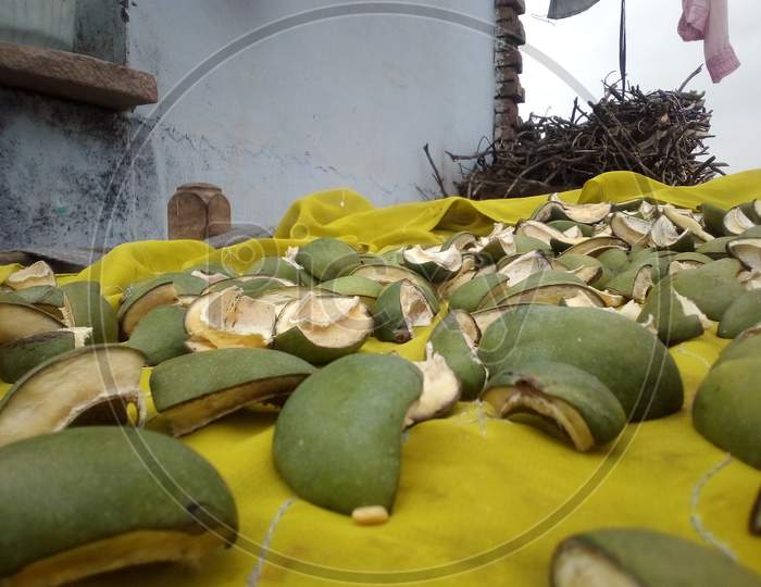 cutting mangoes