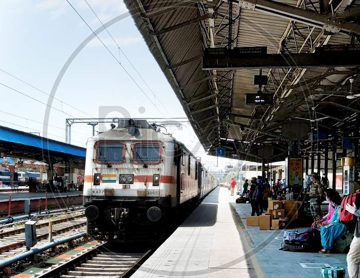 Ludhiana, Punjab, India, 14Th June 2020 : The Train Arriving At The Platform Unidentified Peoples Are Waiting The Train At Ludhiana Railway Station