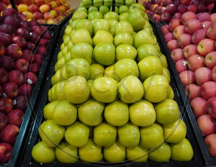 Bunch Of Red, Pink, Yellow And Green Apples On Boxes In Supermarket. Apples Being Sold At Public Market. Organic Food Fresh Apples In Shop, Store - Dubai Uae December 2019