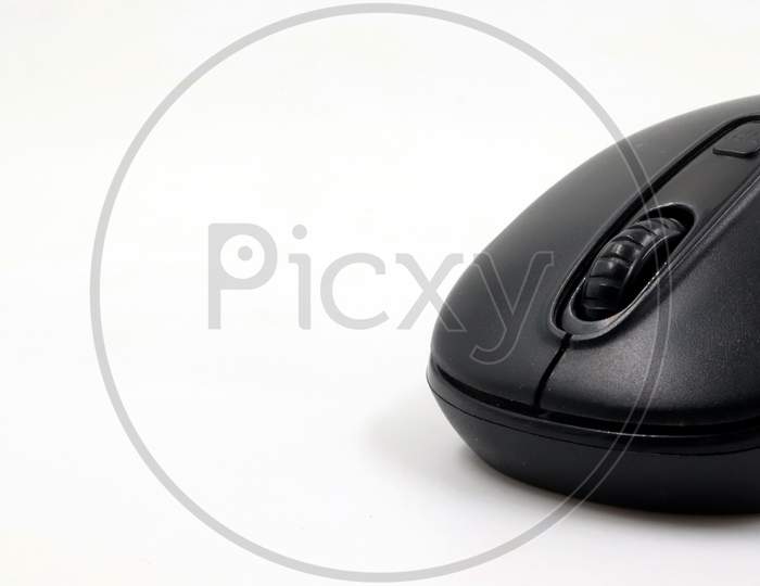 mouse on white background with the rule of third