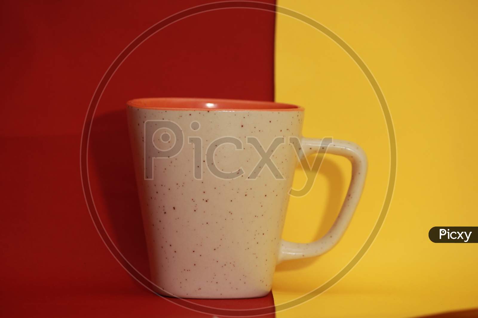 the tea mug wiith red and yellow background