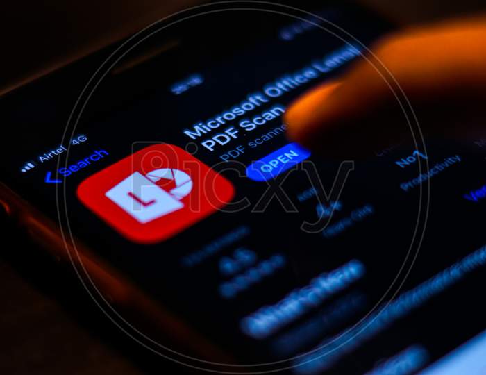 Microsoft Office Lens App on Mobile screen with a finger about to click download button