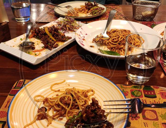 SPAGHETTI BOLOGNESE WITH CONGEE LAMB ON A WOODEN TABLE A RESTAURANT AT VARANASI